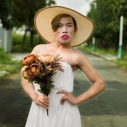 Tùng Sơn nổi lên từ loạt clip khóc lóc, thương nhớ người yêu và những bộ ảnh, màn ca hát, nhảy nhót quá lố, được dân mạng đặt cho biệt danh "công chúa thủy tề".