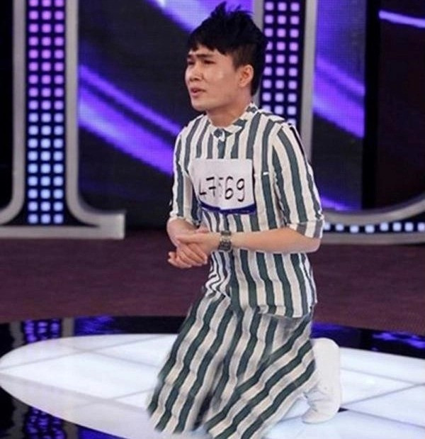 Thậm chí ở cuộc thi âm nhạc diễn ra cùng năm đó, Quân Kun từng chinh chiến với giám khảo khi đánh giá rằng anh có giọng hát "thảm họa". Đặc biệt, sau đó màn quỳ gối xin BGK cơ hội thử sức tại cuộc thi của anh chàng thời điểm đó thu hút sự chú ý lớn từ dư luận.