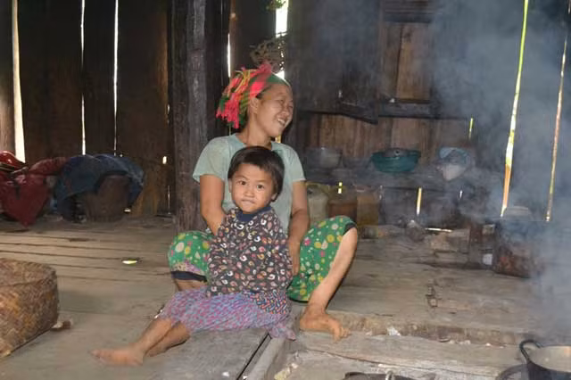 Cũng như chị gái mình, em Trương Thị Mái (10 tuổi) hôm nay phải cùng em trai trông nom đàn bò.