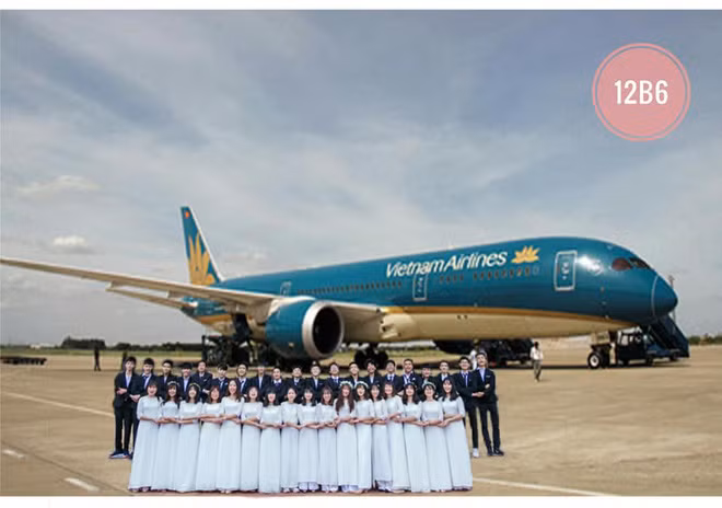 Đội hình của cả lớp giữ nguyên chỉ có khung cảnh là thay đổi tùy từng bức ảnh.