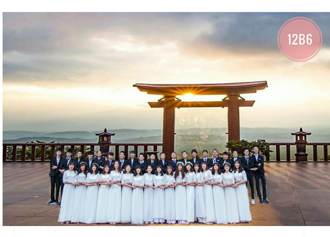 Từ tấm ảnh gốc chụp cả lớp ở sân trường. Sau đó, hàng loạt bức hình cùng loạt địa danh khác đã được photoshop ghép ngay sau đó.