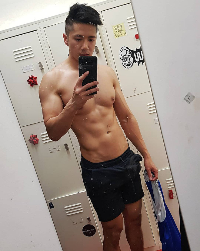 "Thầy đẹp trai quá", "Lại thấy thích học hành hơn rồi" là những bình luận của dân mạng. Thậm chí, nhiều người còn hài hước: "Chắc hội con trai FA trong trường phải buồn lắm đây", "Có khi nên lập hội để trục xuất thầy về nước"…