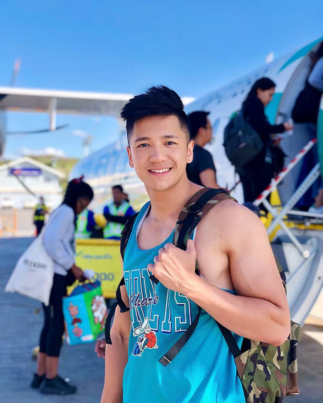 Thầy giáo trẻ gây ấn tượng nhờ phong cách ăn mặc trẻ trung, đồng thời sở hữu cơ bụng 6 múi khiến học trò nào cũng mê.