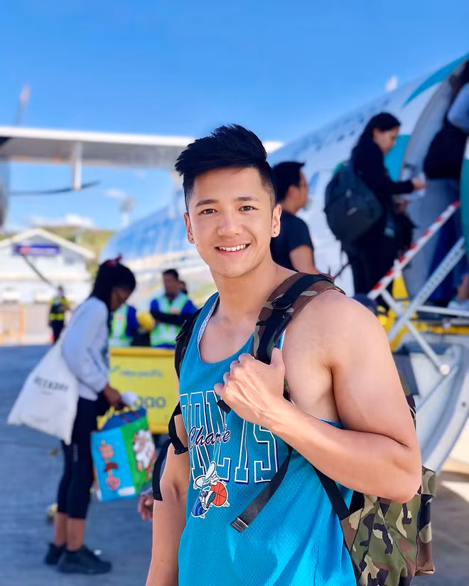 Thầy giáo trẻ gây ấn tượng nhờ phong cách ăn mặc trẻ trung, đồng thời sở hữu cơ bụng 6 múi khiến học trò nào cũng mê.