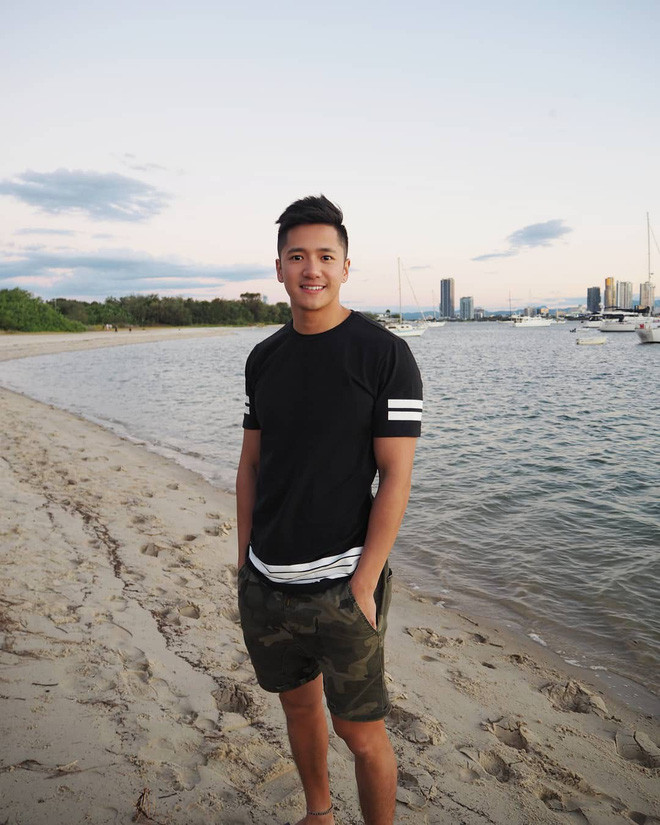 Chỉ với một bức ảnh chụp góc nghiêng thu hút của thầy cũng đủ khiến dân mạng đảo điên. Thầy giáo trẻ này sở hữu khuôn mặt nam tính và thu hút, dáng người cao ráo trông rất phong độ.