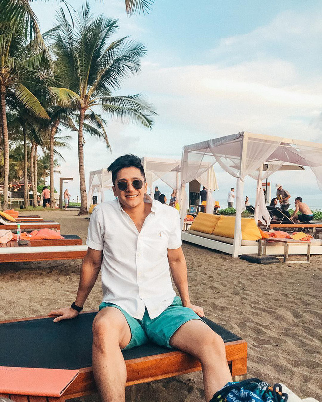 Mới đây, những bức ảnh chụp một thầy giáo dạy thể dục cao ráo đẹp trai đang đứng trên bục giảng khiến nhiều cư dân mạng "bấn loạn". Thậm chí, theo nhiều người nhận xét thầy giáo này còn đẹp trai hơn cả nhiều tài tử, diễn viên.