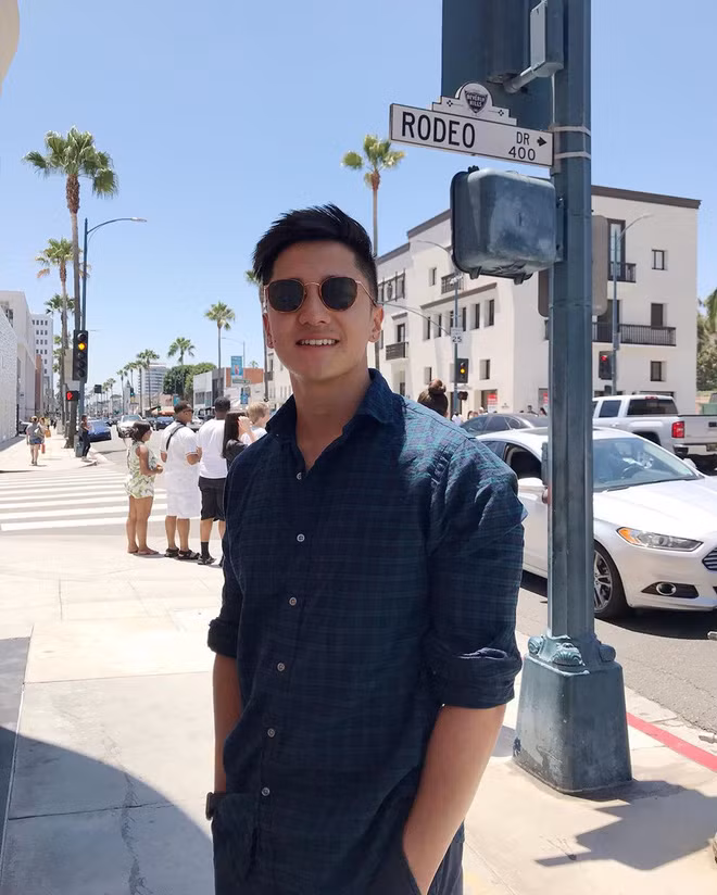 Ngay lập tức, có khá nhiều bạn nữ comment đã xin info của thầy, tài khoản Instagram cá nhân của anh chàng cũng được tìm ra không lâu sau đó. Được biết, thầy giáo trẻ này có tên là Kyvin Cruz Sun, bức ảnh này được chụp tại trường Đại học Hongik Hàn Quốc.