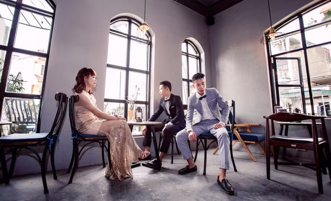 Quá trình thực hiện bộ ảnh ngược đời của Trinh đã nảy để lại nhiều kể niệm thú vị, đáng nhớ cho cả gia đình Trinh. 9x Quảng Ninh kể: "Lúc chọn váy cưới, hai cậu em cứ luẩn quẩn mãi,không muốn mặc váy cúp hay hở mà tìm váy kín, có tay nhưng mãi không vừa cái nào, thậm chí còn làm rách váy người ta vì bắp tay quá to. Cuối cùng đành miễn cưỡng chấp nhận mặc váy cúp không tay. Lúc hai đứa mặc váy, trang điểm, mình cười nghiêng ngả".