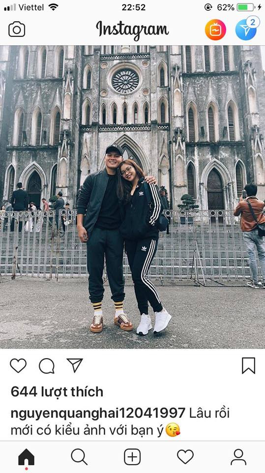 Quang Hải cũng đăng tải những hình ảnh đi chơi ngọt ngào cùng cô bạn gái Nhật Lê lại Nhà thờ Lớn Hà Nội. Sau đó, cầu thủ này cùng nhóm bạn Đức Chinh, Tiến Dũng đã trở về quán cafe nơi mình góp vốn để "off fan".