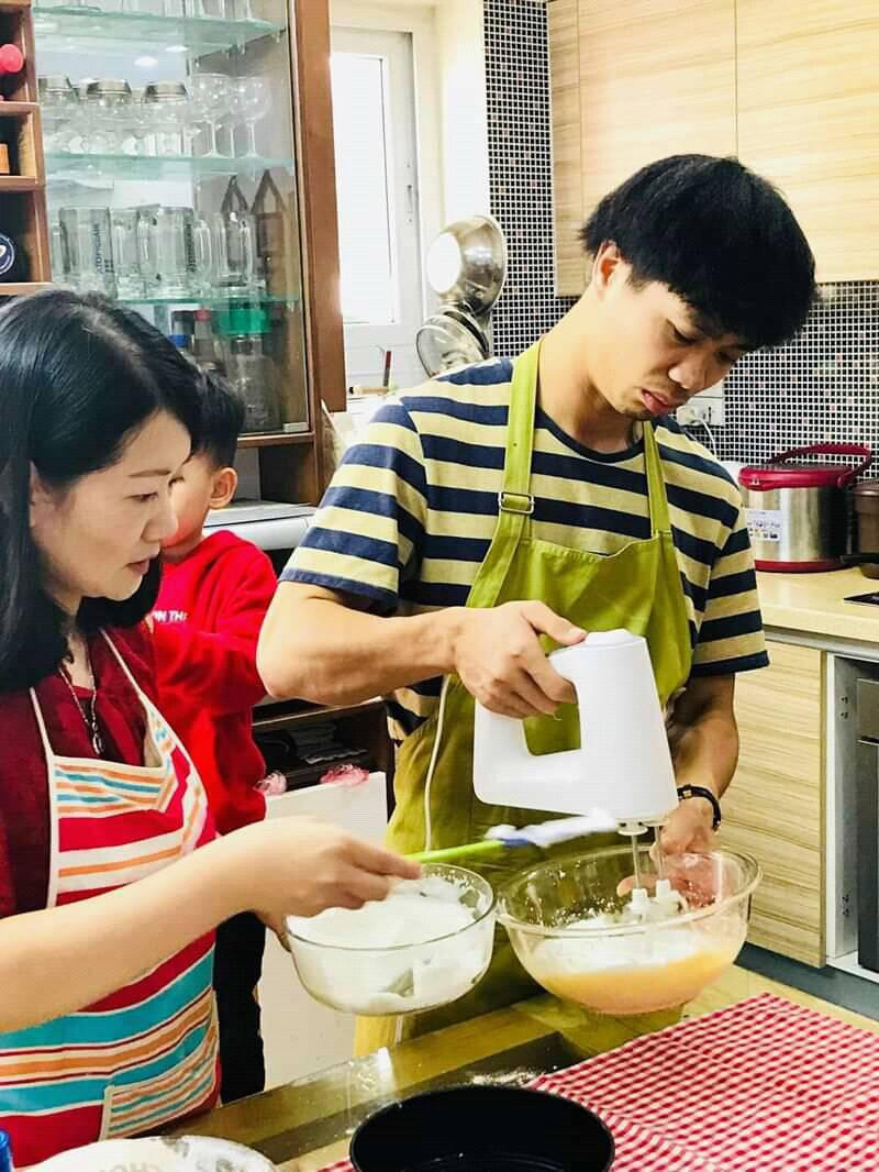 Hình ảnh Công Phượng đeo tạp dề, chăm chú theo dõi người cô hướng dẫn từng bước làm bánh đã nhanh chóng thu hút nhiều sự quan tâm từ người hâm mộ.