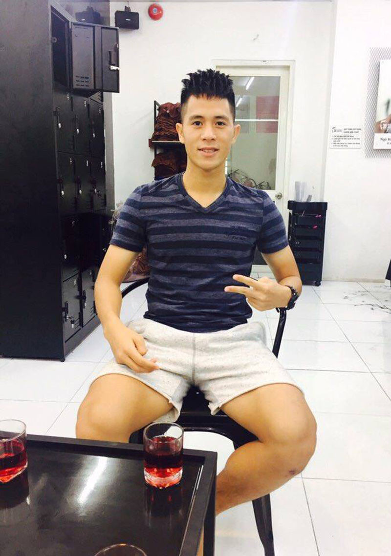 Đình Trọng đã dành thời gian để đi cắt tóc, tân trang lại ngoại hình mỹ nam của mình. Anh chàng còn không quên 'khoe' hình ảnh mới nhất với bạn bè trên facebook khiến người hâm mộ vô cùng thích thú.