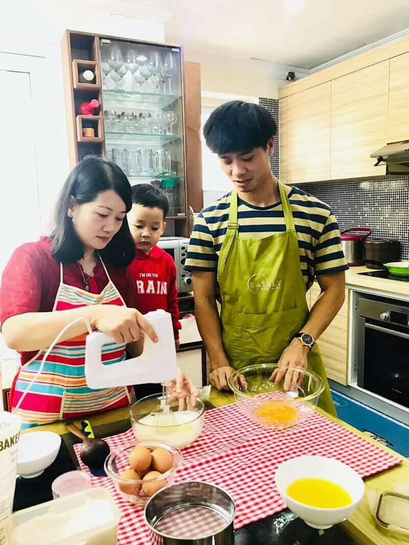 Khác với những người đồng đội của mình, Công Phượng lại chọn cách nghỉ ngơi, thư giãn bằng việc vào bếp làm bánh cùng người cô thân thiết.