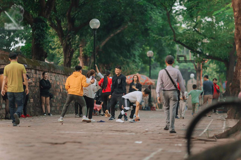 Khác với hình ảnh phong độ trên sân cỏ, các cầu thủ ngoài đời vô cùng hài hước và lầy lội. Trong chuyến ngao du đường phố, các chàng cầu thủ như được quay lại tuổi thơ với trò chơi ném lon gắn liền trong ký ức bao thế hệ.