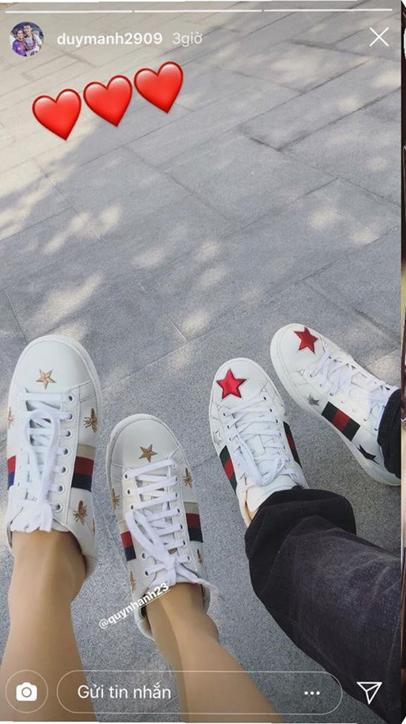Duy Mạnh cũng giống Tiến Linh, tranh thủ thời gian rảnh rỗi để đưa bạn gái đi chơi, hâm nóng tình cảm. Chàng trung vệ của ĐT Việt Nam tại AFF Suzuki Cup 2018 còn hào hứng đăng ảnh khoe giày đôi cùng bạn gái trên story trang instagram cá nhân.