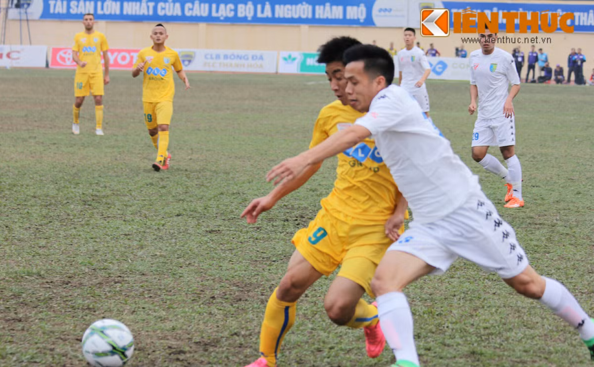 Trận đấu diễn ra với tình tiết vô cùng hấp dẫn với liên tiếp những cơ hội đươc cả hai đội đưa về phía khung thành của nhau.