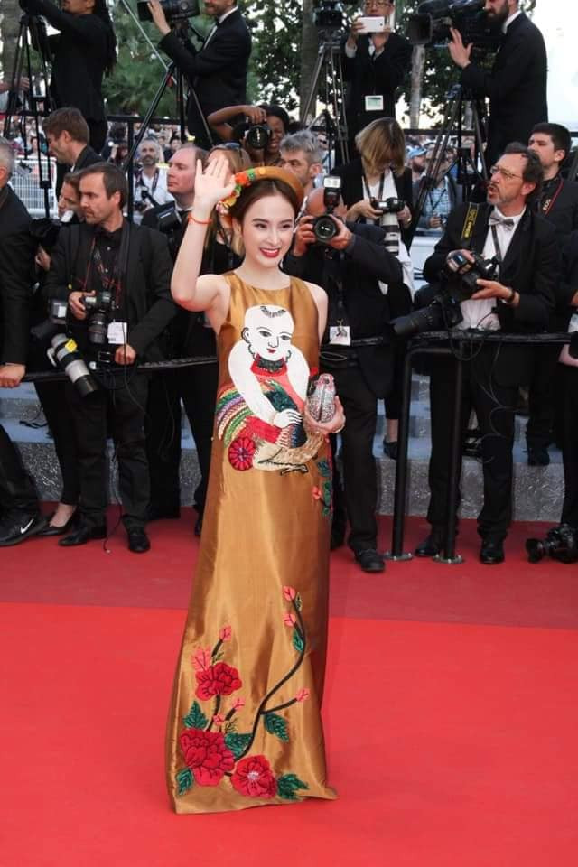Cũng từng là khách mời của LHP Cannes 2016, Angela Phương Trinh cũng mang chiếc áo dài của Việt Nam ra Quốc tế và nhận không ít lời khen của NHM và bạn bè nước ngoài.