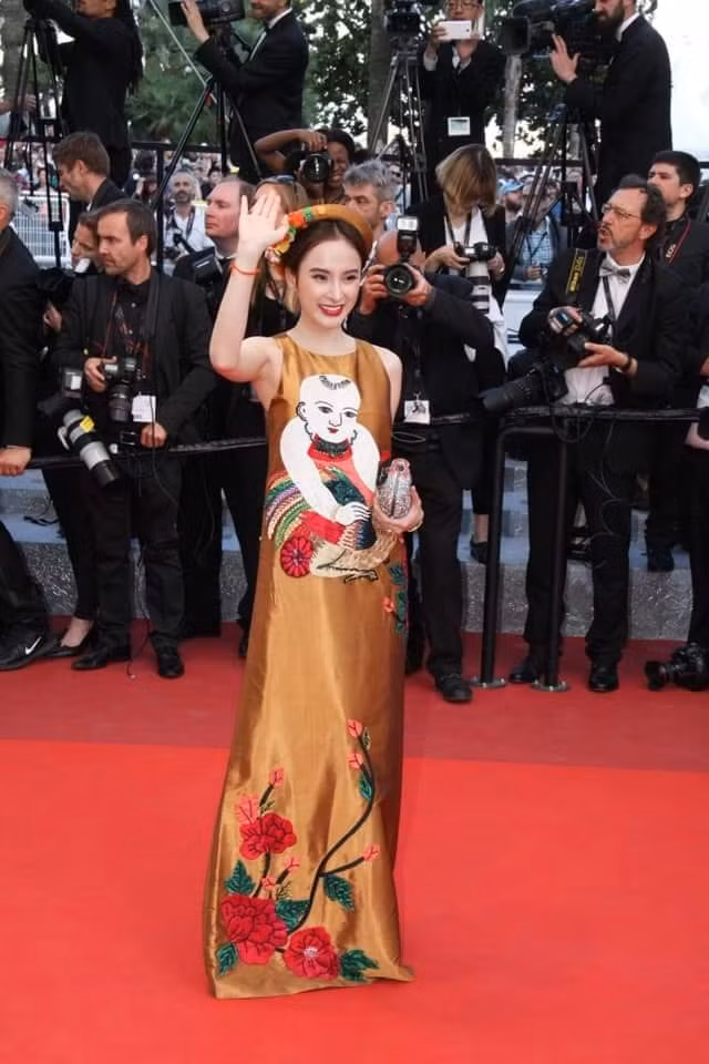 Cũng từng là khách mời của LHP Cannes 2016, Angela Phương Trinh cũng mang chiếc áo dài của Việt Nam ra Quốc tế và nhận không ít lời khen của NHM và bạn bè nước ngoài.
