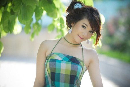 Năm 2014, Dạ Ly từng đóng chung MV với Cao Thái Sơn và cô nàng này từng công khai yêu đơn phương chàng ca sĩ điển trai và một lần nữa tên tuổi của cô nàng hot girl 9X này được nhiều người nhắc tới.