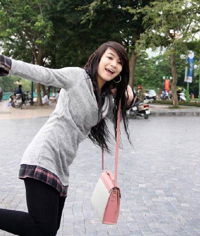 Đoàn Dạ Ly được nhiều người biết tới sau khi tham gia cuộc thi Miss Teen 2010. Bằng vẻ ngoài nhí nhảnh, huyên náo đáng yêu lại có một tâm hồn nhạy bén, nữ sinh Hà thành này được vô vàn người yêu quý và theo dõi.