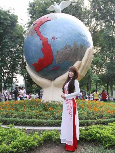 Năm 2016, Dạ Ly phát hiện mình mắc căn bệnh ung thư buồng trứng quái ác và cô nàng này thường xuyên phải truyền hóa chất vào người để tiết chế sự phát triển của khối u.