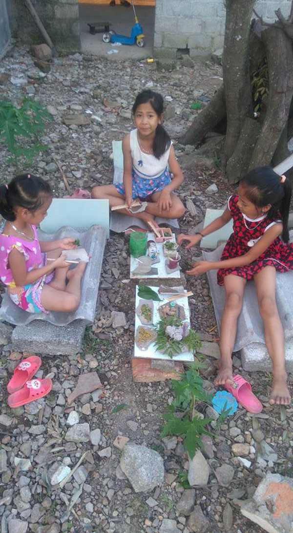 Trong sự tưởng tượng của trẻ thơ, trò chơi đồ hàng trở nên cực đơn giản nhưng đầy màu sắc, chỉ với những chiếc lá, mẩu gỗ, viên sỏi, mảnh sành, lon sữa bò mà những đứa trẻ có thể chơi cả ngày không chán. Chúng thành lập 1 gia đình nhỏ nơi có bố, mẹ, con để bắt đầu trò chơi.