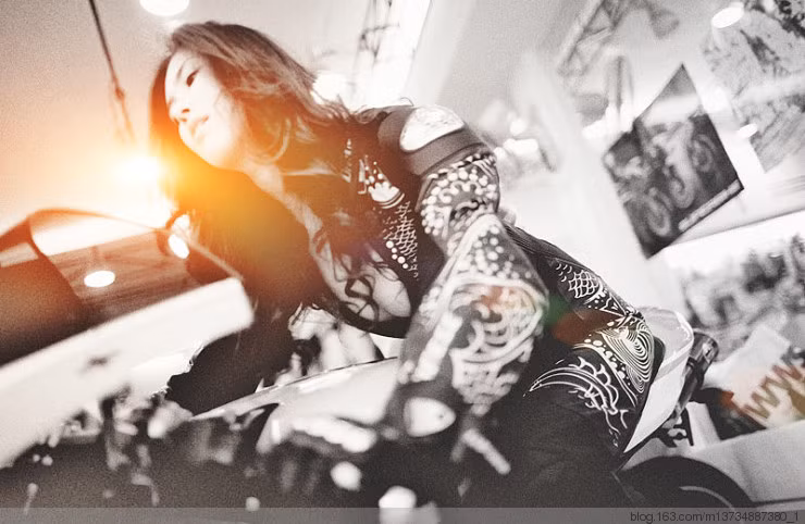 Jiao Xu Yan "chất lừ" khi cưỡi trên chiếc siêu xe Ducati 1199 Panigale.