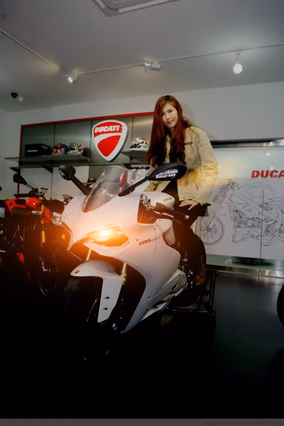 Cô hot girl xinh đẹp sở hữu xế khủng khiến nhiều người phải ghen tị nói trên có tên là Jiao Xu Yan, hiện là một nữ kĩ sư tại Trung Quốc.