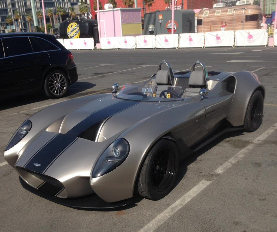 Mẫu xe mui trần Jannarelly Design-1 bất ngờ xuất hiện tại bãi đỗ xe công cộng ở Dubai, xe có màu sơn xám sọc đen khá bắt mắt. Chiếc xe được thiết kế bởi Anthony Jannarelly, cha đẻ của cả Lykan Hypersport và Fenyr Supersport.