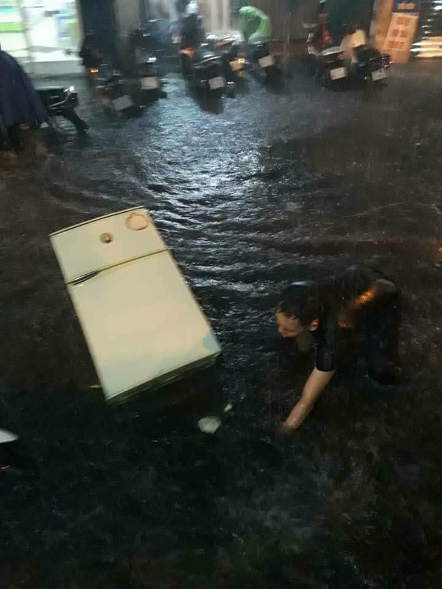 Bên cạnh đó, nhiều ý kiến lại cho rằng việc tranh thủ những ngày Hà Nội mưa lụt để bơi là hình thức làm lố của nhiều người để thể hiện bản thân mình.