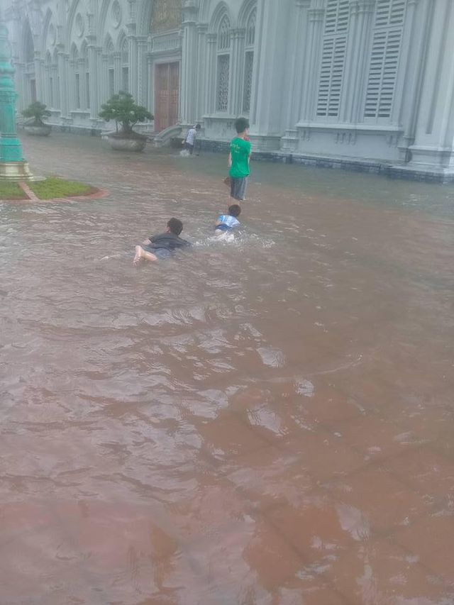 Cụ thể, nickname H.H bình luận: "Chuyện tắm mưa ngày xưa đã có rồi. Tất cả bình thường mà đâu phải nặng nề chỉ trích đó là trò lố".