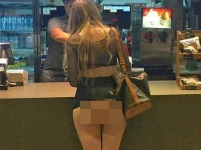 Trong khi mua đồ ở siêu thị, 1 nữ du khách đã để lộ nguyên vòng 3 của mình khiến những người xung quanh đỏ mặt.