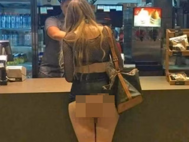 Trong khi mua đồ ở siêu thị, 1 nữ du khách đã để lộ nguyên vòng 3 của mình khiến những người xung quanh đỏ mặt.