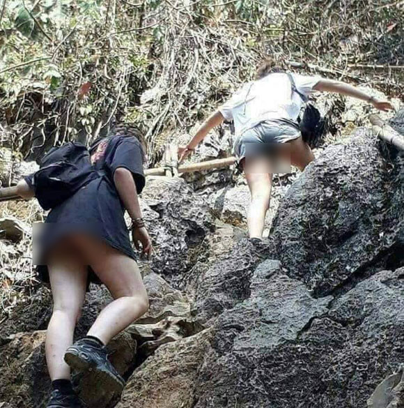 Trước đó, không ít lần dân mạng đã đăng đàn chỉ trích các khách du lịch khi đến các điểm tham quan ăn mặc hớ hênh làm mất đi vẻ đẹp của thiên nhiên...