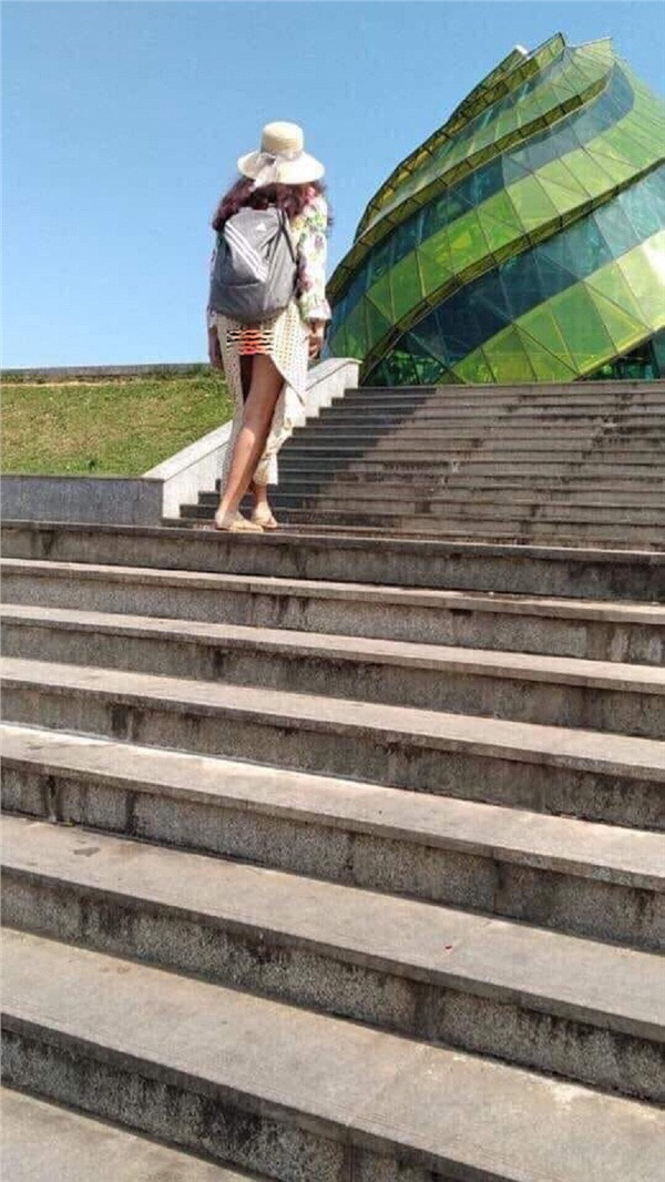 Nhiều cư dân mạng tỏ ra ngán ngẩm, chán nản trước lối ăn mặc phản cảm của nữ chính và không ngừng buông lời chê bai, chỉ trích cho sự hở hang quá đà của cô gái trẻ. Tuy nhiên, cũng có nhiều ý kiến cho rằng có thể chiếc váy vô tình bị kéo lên mà cô gái không biết và trong trường hợp này thì người chụp hình nên nhắc nhở thay vì chụp lại rồi đăng lên mạng.