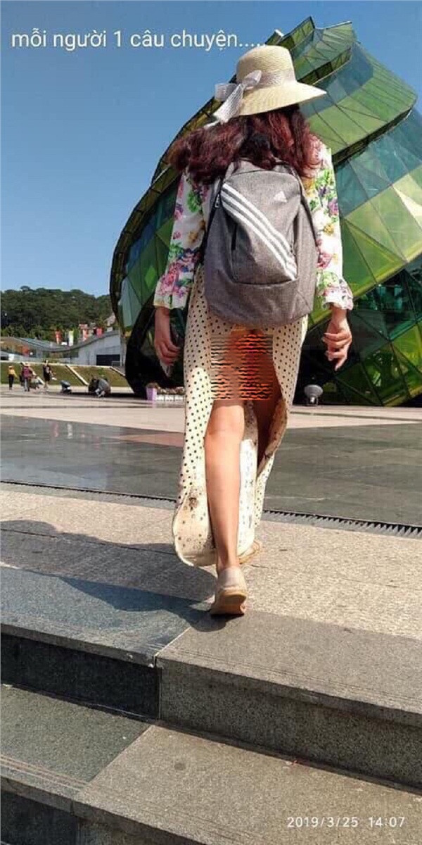 Mới đây (27/3), cộng đồng mạng không ngừng xôn xao trước hình ảnh một cô gái lộ vòng 3 thản nhiên check-in Đà Lạt. Chỉ sau ít giờ được đăng tải, những bức ảnh trên đã thu hút nhiều sự chú ý từ mọi người với hàng nghìn lượt like, chia sẻ và bình luận.Theo đó, nữ chính đội mũ rộng vành, mặc đồ chống nắng che chắn từ đầu tới chân. Nhìn thoáng qua cứ tưởng là rất kín đáo nhưng để ý kĩ thì hóa ra, cô nàng chỉ kín như bưng phần trước còn đằng sau lại lộ vòng 3.