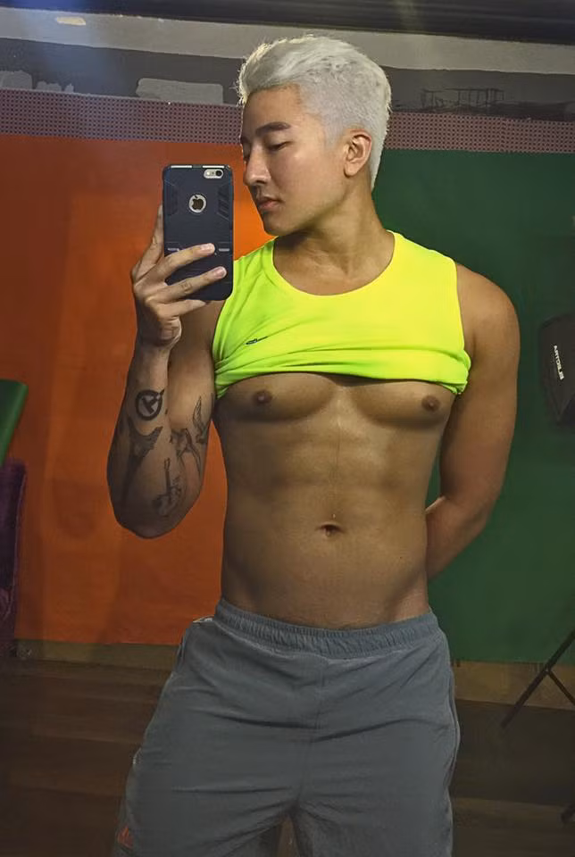 Ngoài những bức hình đẹp của những trai xinh, gái đẹp, chàng nhiếp ảnh gia đẹp trai còn thường xuyên khoe những bức ảnh với body cực ngầu của mình.