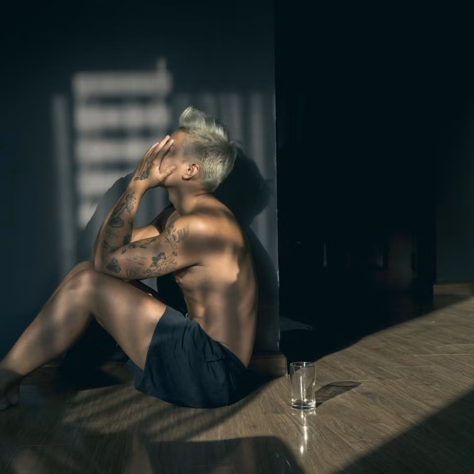 Không chỉ đi chụp ảnh cho người khác, Quang Trần còn tự chụp ảnh khoe cơ thể săn chắc của mình.