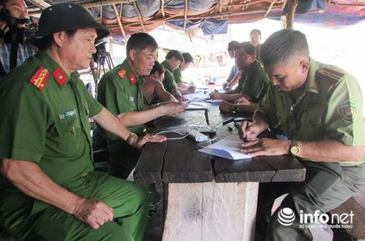 Một cán bộ điều tra cho biết, vào thời điểm lực lượng chức năng vây bắt, ông trùm Phượng “râu” bất ngờ nhảy lên một chiếc xe bán tải bỏ trốn. Tuy nhiên, khi vừa ra đến bìa rừng thì lực lượng trinh sát nơi đây chốt chặt vây bắt tại chỗ. (ảnh: Infonet)