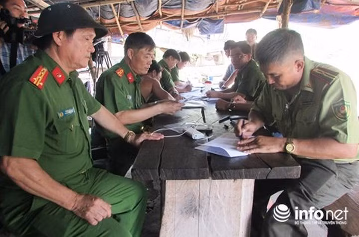 Một cán bộ điều tra cho biết, vào thời điểm lực lượng chức năng vây bắt, ông trùm Phượng “râu” bất ngờ nhảy lên một chiếc xe bán tải bỏ trốn. Tuy nhiên, khi vừa ra đến bìa rừng thì lực lượng trinh sát nơi đây chốt chặt vây bắt tại chỗ. (ảnh: Infonet)