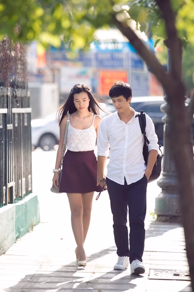 Nhân dịp lễ Giáng sinh năm nay, Huỳnh Anh – Hoàng Oanh đã đánh dấu cột mốc 700 ngày bằng một phim ngắn khá lãng mạn đúng chất về ngôn tình mang tên là Món quà giáng sinh.