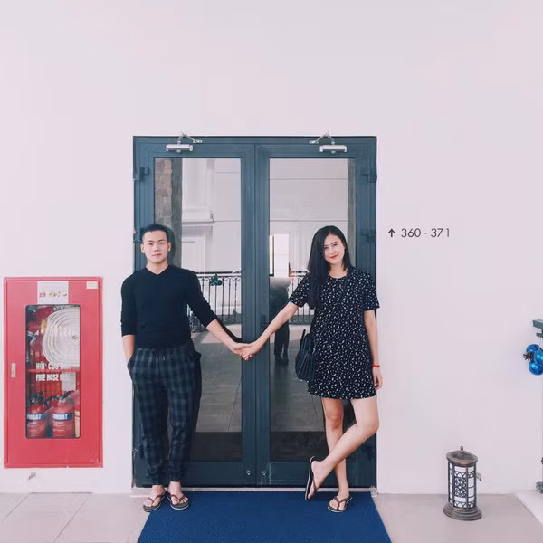 Tuy nhiên, mới đây nhiều NHM đã vô cùng bất ngờ với dòng trạng thái có nội dung "ăn vụng, ăn tạp không biết chùi mép" ám chỉ chàng người yêu mới của mình. Ngay sau đó, mối quan hệ này đã tan vỡ và hiện tại Hà Lade đang bận rộn với công việc kinh doanh cửa hàng thời trang của riêng mình và chuẩn bị du học.