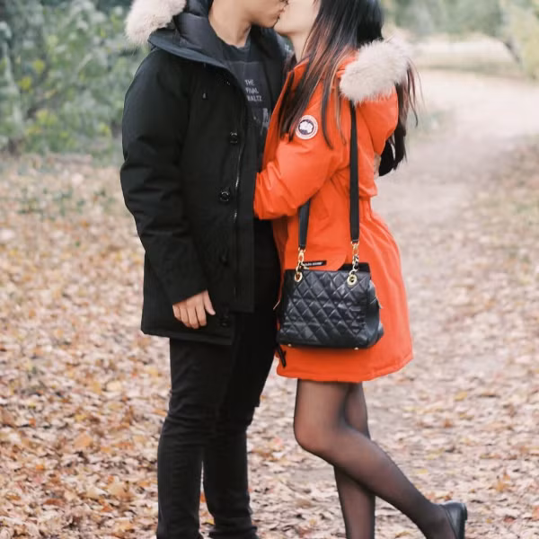 Trong năm 2016, hot girl Việt đang du học tại nước ngoài là Mie Nguyễn không quá ồn ào trên mạng xã hội. Tuy nhiên, sau khi chia tay hot vlogger JVevermind, cô nàng này đã úp mở về mối tình mới bằng bức ảnh “nắm tay em đi khắp thế gian”.