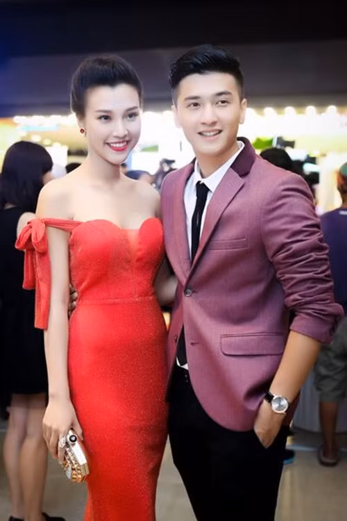 Hot girl Hoàng Oanh và hot boy Huỳnh Anh được nhiều người đánh giá là cặp đôi “tiên đồng ngọc nữ” của mạng xã hội Việt. Theo chia sẻ của Huỳnh Anh để có được tình yêu của cô hot girl Hoàng Oanh, anh chàng này phải khai gian tuổi tác vì anh kém bạn gái đến 2 tuổi.