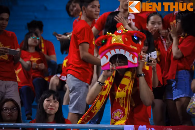 Ngoài việc diễu hành và chuẩn bị những đạo cụ, các thành viên của nhóm CĐV VFS đã chuẩn bị rất nhiều bánh kẹo để cùng nhau phá cỗ ngay trên sân.