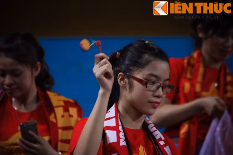 Những chiếc trống quay mang đến những tiếng khá vui nhộn hòa chung nhịp cổ vũ các cầu thủ U19 Việt Nam.