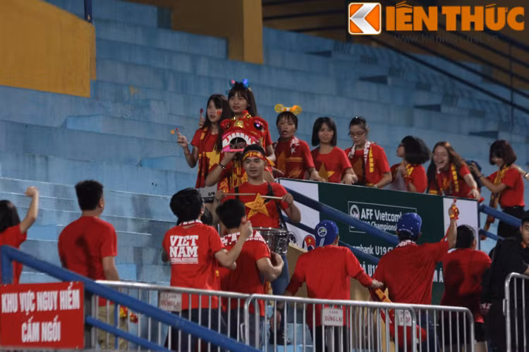 Giờ nghỉ giữa hiệp, các bạn trẻ của nhóm CĐV VFS đã cùng nắm tay nhau đi diễu hành theo đầu lân trên khán đài của sân Hàng Đẫy.