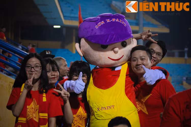 Để chuẩn bị cho việc này, các bạn trẻ đã chuẩn bị rất nhiều những dụng cụ như đầu lân, mặt nạ, bờm và không thể thiếu món đồ chơi truyền thống là trống quay.