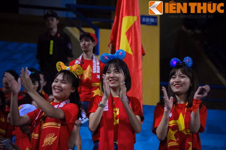 Những cô nàng xinh xắn của hội CĐV Việt Nam cùng hóa trang để tận hưởng một đêm trung thu đặc biệt ngay trên sân.