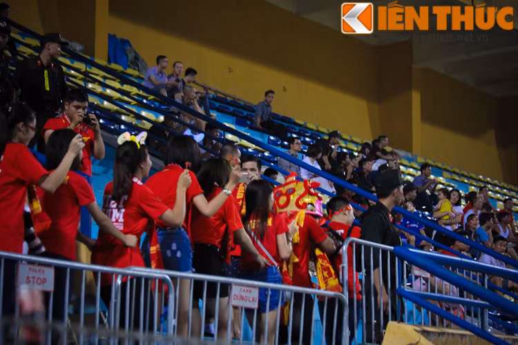 Sự kiện diễu hành được những khán giả có mặt trên sân hưởng ứng hết sức nồng nhiệt đặc biệt là các cháu thiếu nhi.