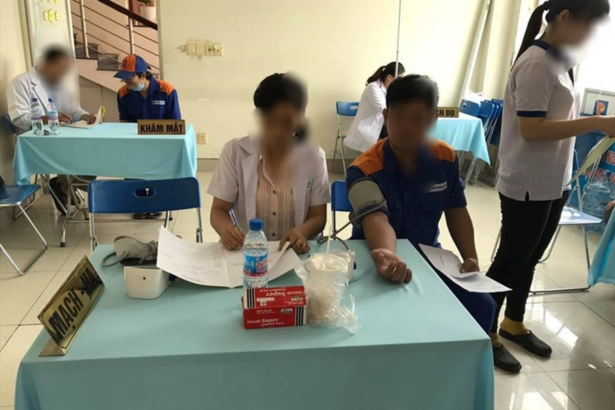 Nhan vien tap vu thanh can bo y te kham benh cho nguoi lao dong?